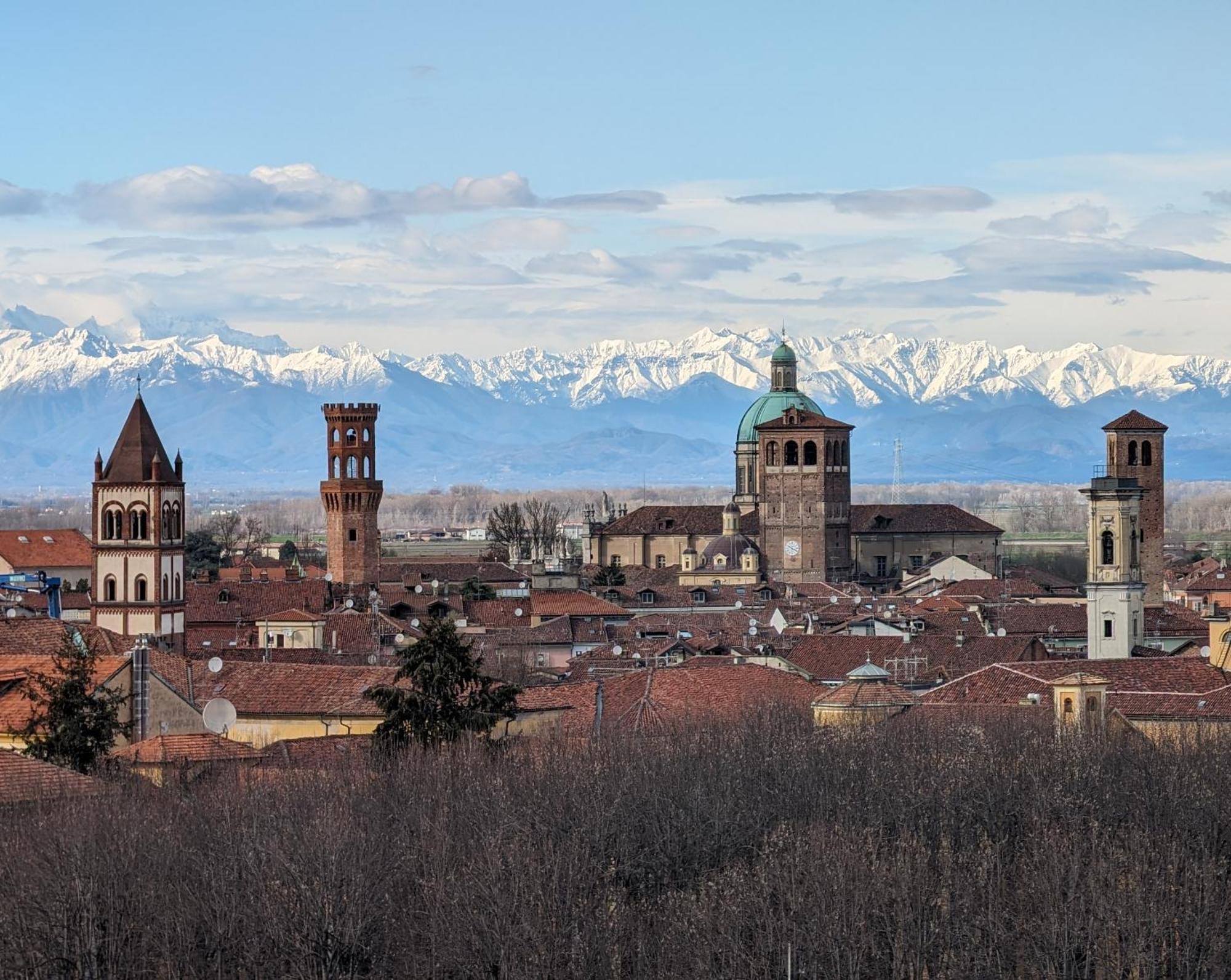 Appartamento La Terrazza Del Re Vercelli Esterno foto
